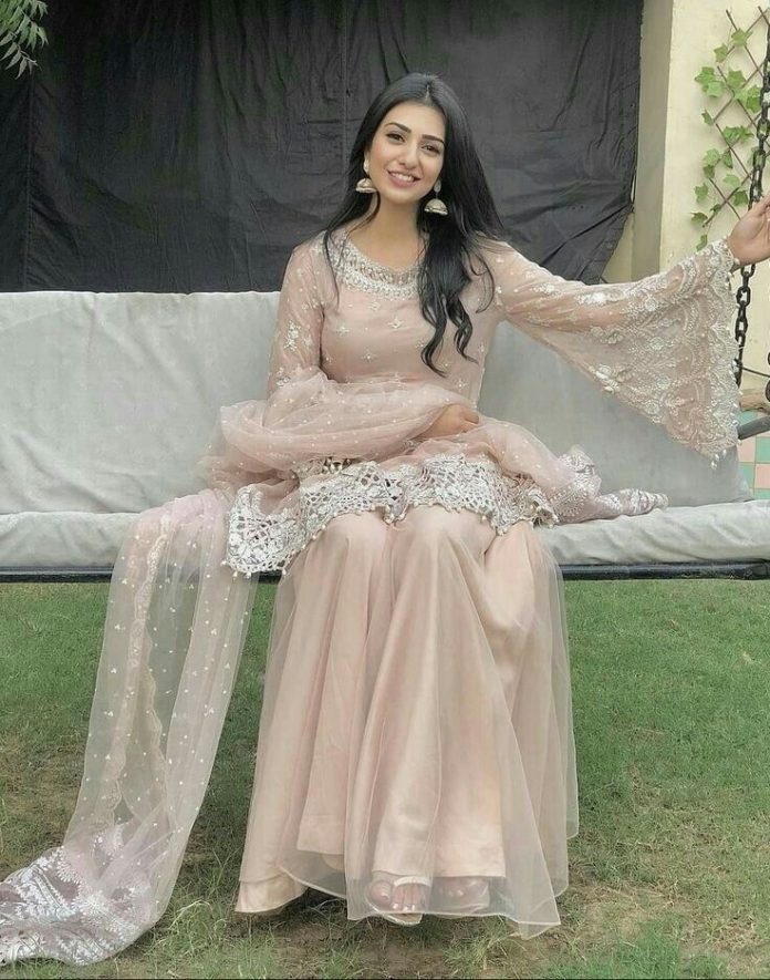 Pakistani Actress Sarah Khan Barat Bridal Pictures 2020 - Story.com.pk