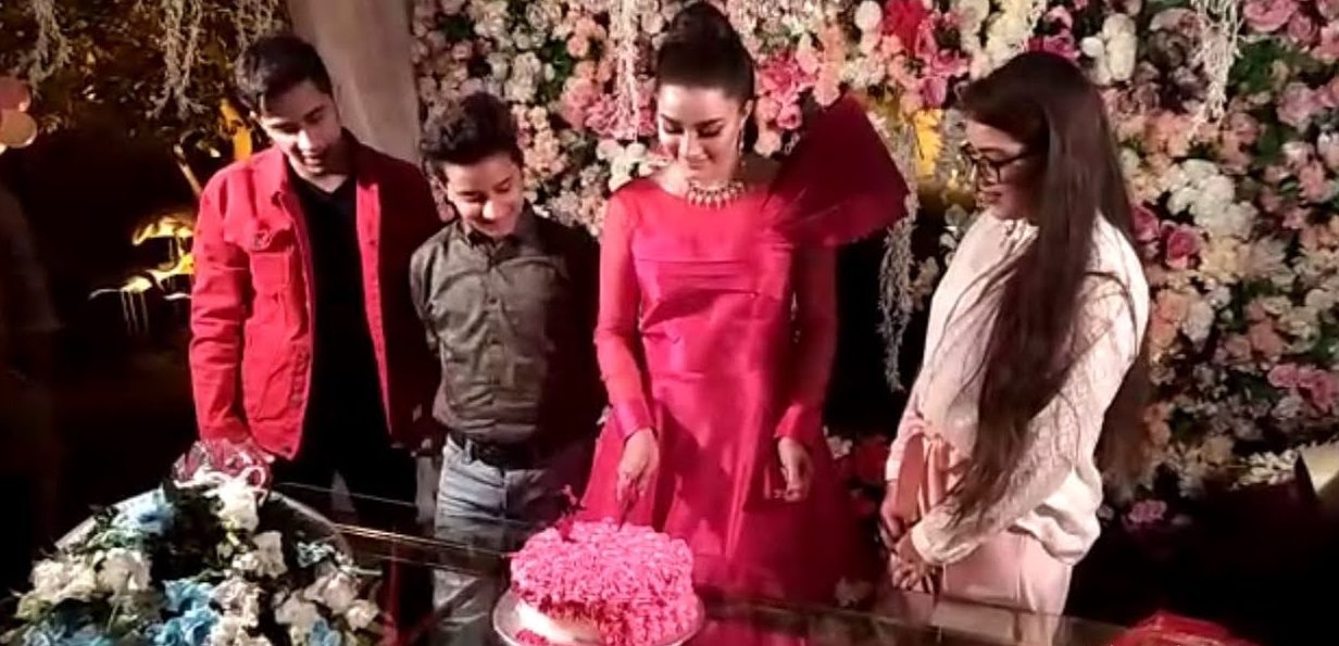 Momina Iqbal Biography, Age, Education, Husband - Story.com.pk