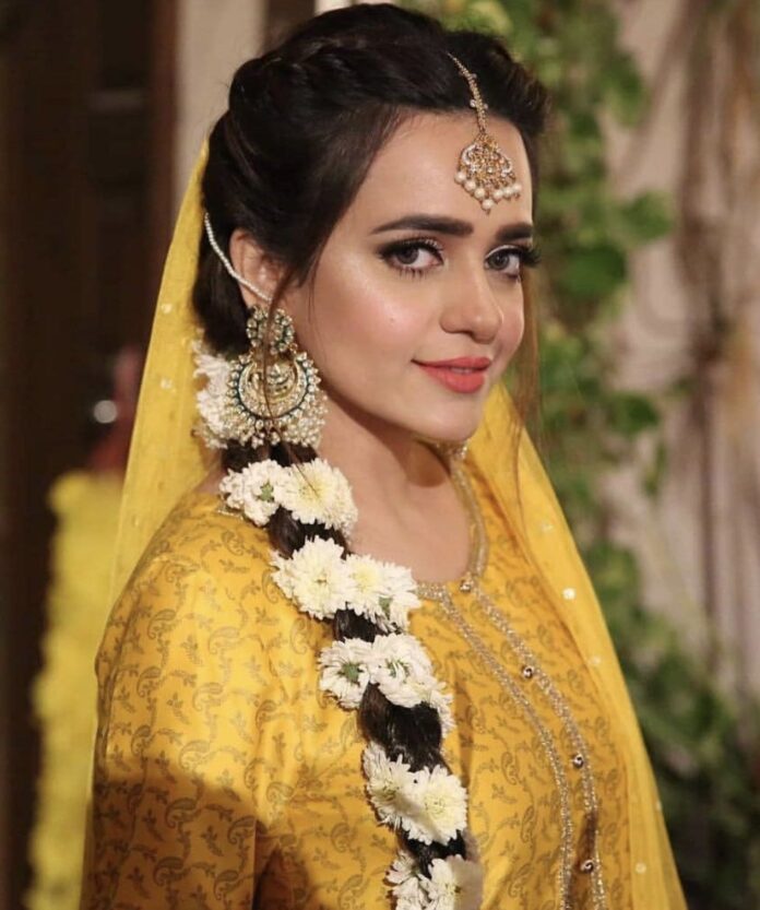 Pakistani Bridal Hairstyles For Mehndi 2021